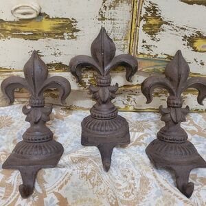 Fleur-de-lis stocking holders